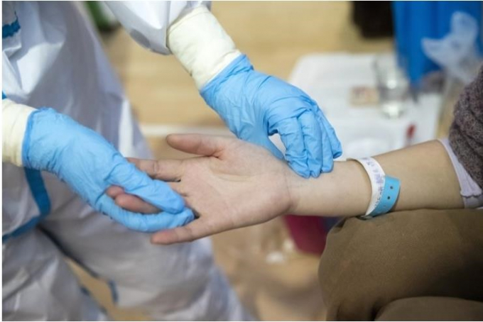 Một số trường hợp bệnh nhân tại Vũ Hán tái nhiễm virus SARS-CoV-2 sau khi xuất viện. (Ảnh: Tân Hoa xã)