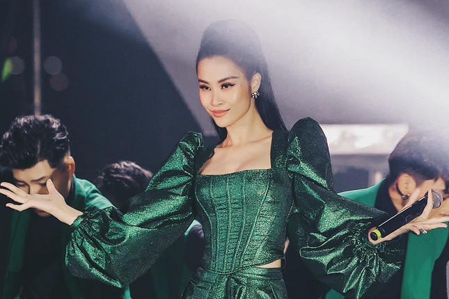 Những chiếc đầm cổ vuông tôn lên vòng một đẫy đà được nữ ca sĩ bổ sung liên tục vào tủ đồ.