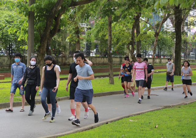 Theo ghi nhận của PV, vào chiều (29/3), rất đông người dân đã vào Công viên Thống Nhất để tập thể dục, chạy bộ, chơi thể thao… nâng cao sức khỏe giữa thời điểm dịch COVID-19 đang diễn biến phức tạp.