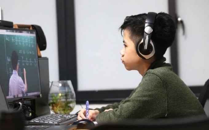 Học sinh Hà Nội học online. (Ânh: Mạnh Thắng)