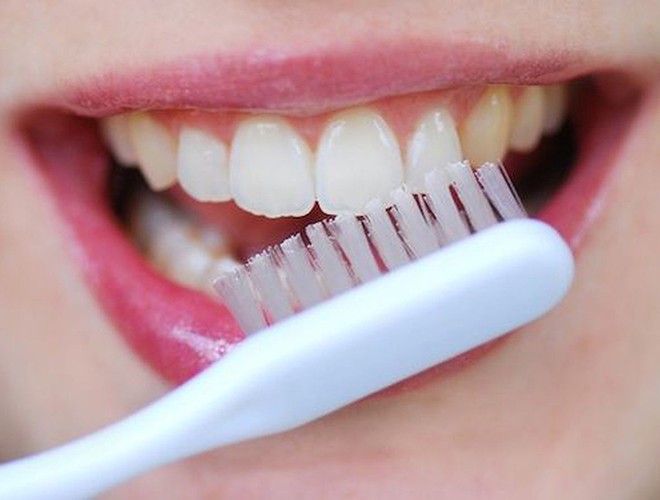 Thay vì đánh răng theo chiều ngang, bạn hãy chải răng theo chiều dọc một cách thật từ từ, nhẹ nhàng. Điều này vừa giúp đẩy lùi vi khuẩn, đồng thời hạn chế nguy cơ nướu bị tổn thương