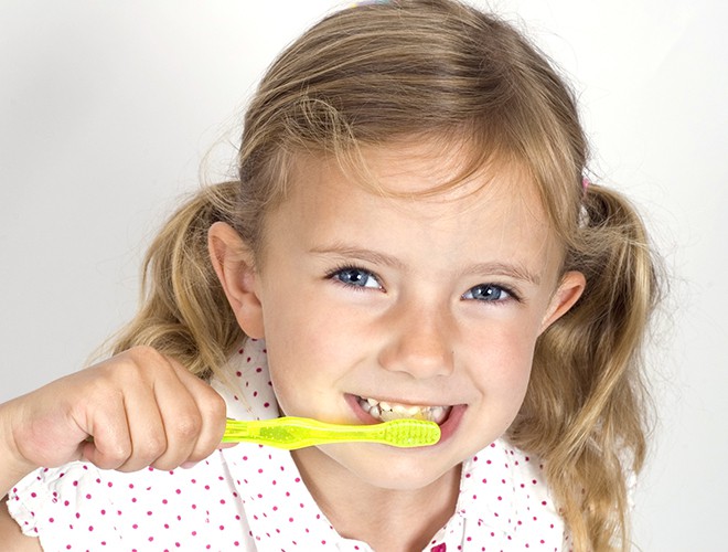 Do đó, để bảo vệ hàm răng trắng sáng, chắc khỏe, bạn nên đánh răng sau khi ăn khoảng 30 phút. Đó là thời gian để nước bọt tiết ra có thể trung hòa các axit