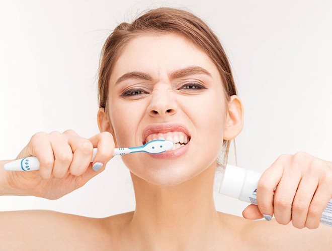 Vội vã đánh răng ngay sau bữa ăn là sai lầm mà nhiều người hay mắc phải. Theo các chuyên gia, sau khi ăn là thời điểm khoang miệng chứa đầy axit, việc đánh răng ngay lập tức sẽ khiến axit phát triển mạnh mẽ, làm suy yếu men răng