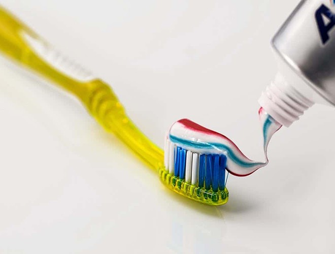 Nhiều người có thói quen sử dụng nhiều kem đánh răng cho một lần vệ sinh răng miệng. Nếu đánh răng với quá nhiều lượng kem, những thành phần trong kem đánh răng, chủ yếu là hợp chất kẽm, có thể phá vỡ sự cân bằng các chất có lợi trong cơ thể, dẫn đến rối loạn thần kinh