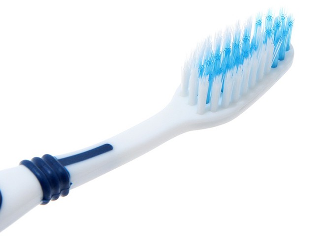 Theo khuyến cáo của ADA (Hiệp hội Nha khoa Hoa Kỳ) nên thay bàn chải đánh răng 3-4 tháng/lần. Đặc biệt, khi bị bệnh, bạn cần đổi bàn chải ngay lập tức. Nguyên nhân là do vi khuẩn gây bệnh sẽ lây lan sang bàn chải, khiến bệnh tình trở nên dai dẳng hơn