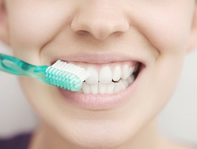 Khi bạn nhúng bàn chải vào nước, các chất trong kem đánh răng sẽ bị loãng, làm giảm tác dụng trong quá trình làm sạch răng. Do đó, bạn hãy nhớ giữ bàn chải khô trước khi đánh răng để việc làm sạch đạt kết quả tốt nhất