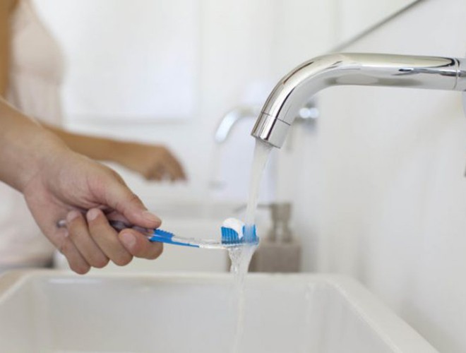 Làm ướt bàn chải trước khi đánh răng là một thói quen khó bỏ đối với nhiều người. Tuy nhiên, hành động này vô tình khiến quá trình làm sạch răng bị ảnh hưởng