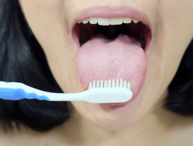 Bạn hãy dùng bàn chải nhẹ nhàng cạo bỏ phần lớn thức ăn tồn tại trên lưỡi để răng miệng, hơi thở trở nên sạch sẽ, thơm tho hơn