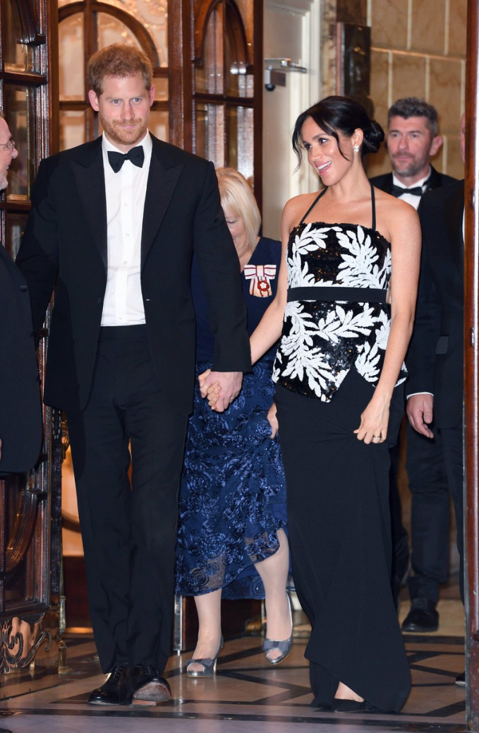 Công nương Meghan Markle và Hoàng tử Harry cùng tới dự sự kiện The Royal Variety Performance 2018. Nữ công tước xứ Sussex mặc áo 2 dây gợi cảm kết hợp cùng chân váy dài chấm gót chân.