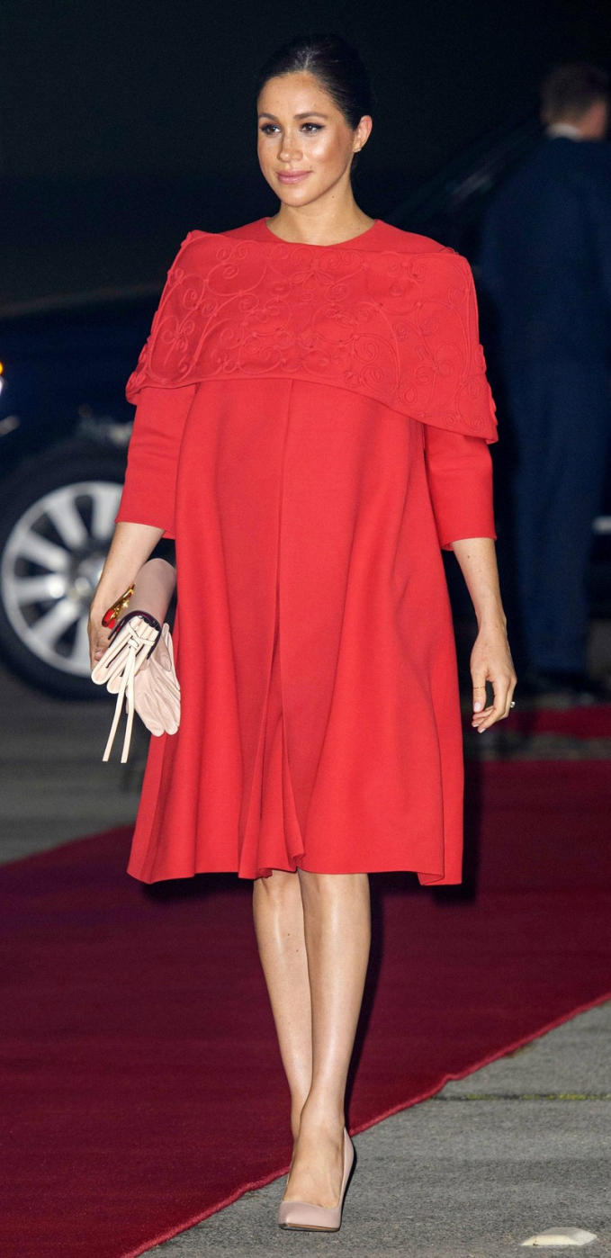 Trong chuyến đi tới Morocco vào tháng 2/2019, Meghan chọn cho mình chiếc đầm đỏ nổi bật của Valentino.