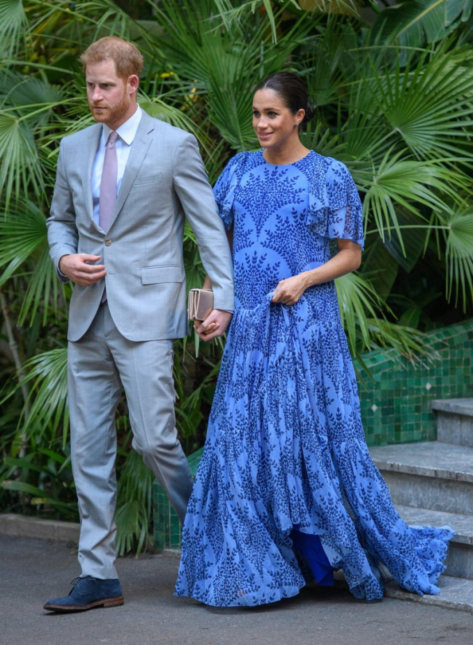 Markle mặc một chiếc váy màu xanh bồng bềnh tuyệt đẹp của Carolina Herrera cho bữa tối với Quốc vương Morocco Mohammed VI vào tháng 2/2019.