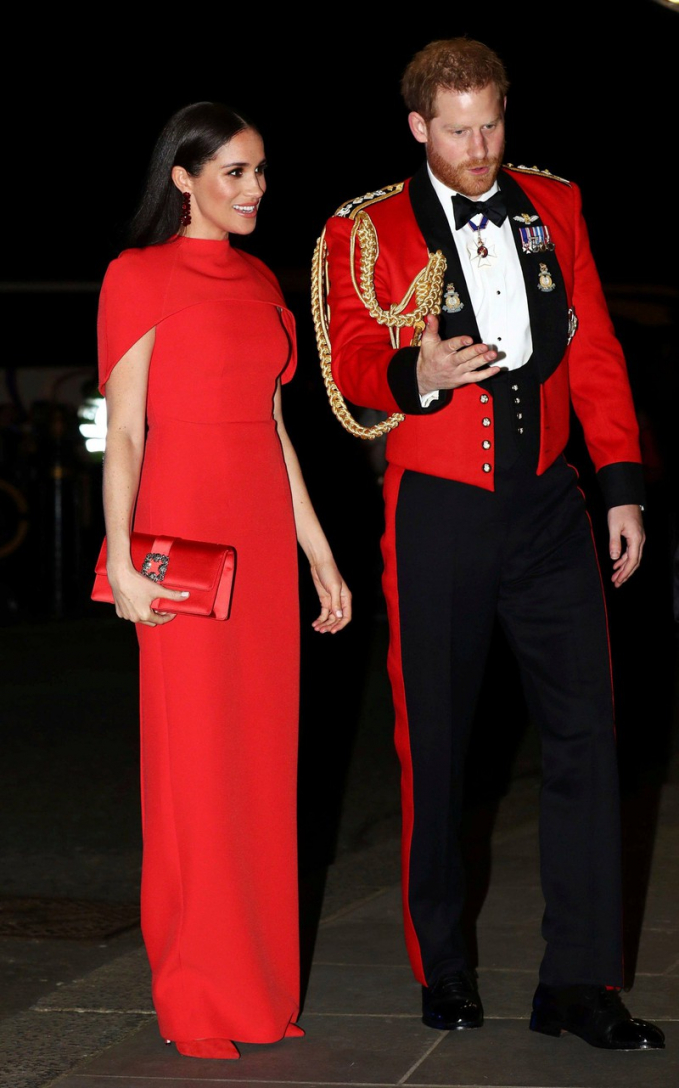 Chiếc đầm đỏ cùng tông với lễ phục của Hoàng tử Harry được Meghan chọn mặc trong sự kiện Liên hoan âm nhạc Mountbatten tháng 3/2020 đến từ thương hiệu Safiyaa.