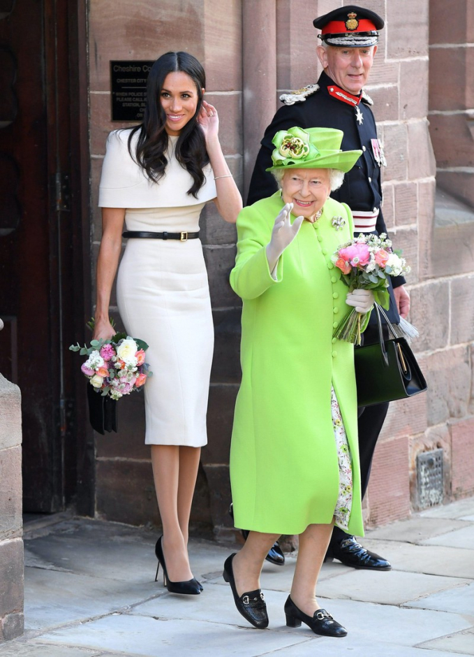 Markle diện đầm của nhà mốt Givenchy, cho chuyến đi chơi hoàng gia chính thức đầu tiên của cô với Nữ hoàng Elizabeth II vào tháng 6/2018.