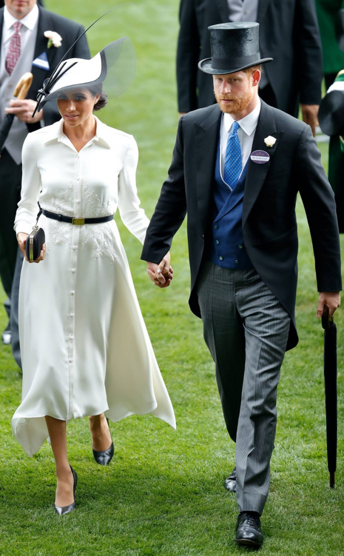 Chiếc đầm trắng sang trọng cũng đến từ thương hiệu Givenchy Meghan chọn để tham dự sự kiện Royal Ascot đầu tiên của cô với Hoàng tử Harry vào tháng 6/2018.