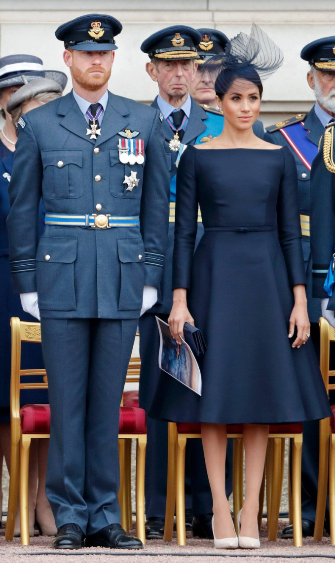 Meghan chọn cho mình chiếc váy màu xanh navy của Dior trong sự kiện vinh danh kỷ niệm 100 năm Không quân Hoàng gia Anh hồi tháng 7/2018.
