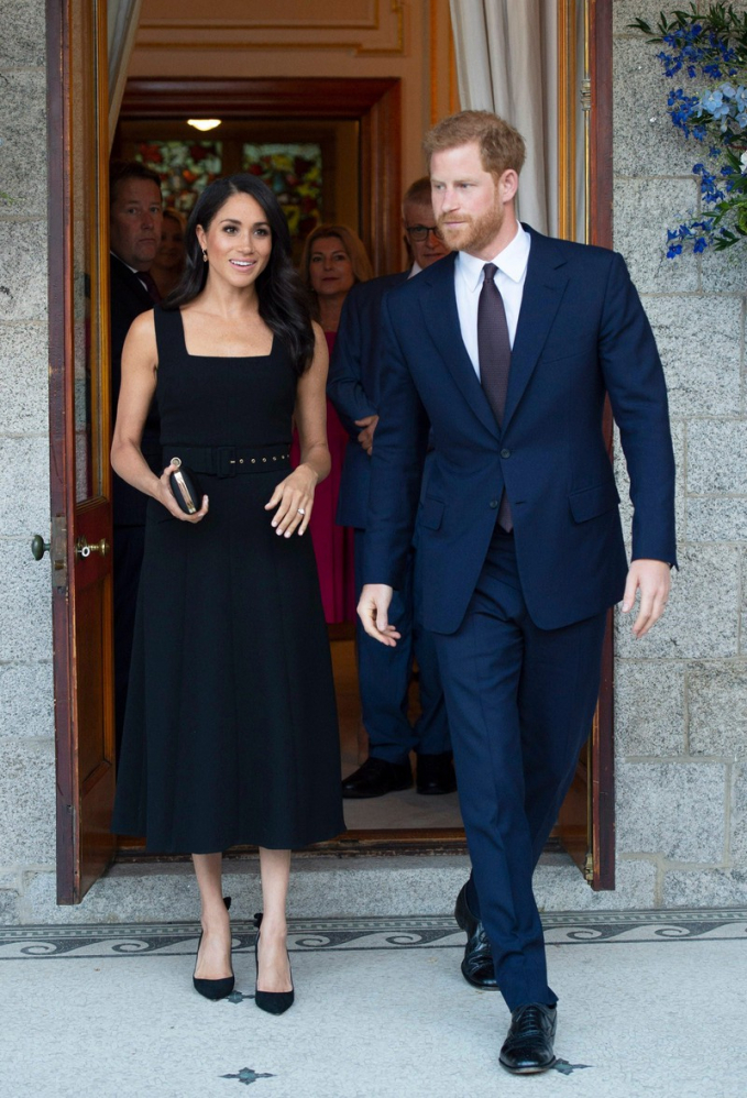 Trong một sự kiện tại Ireland hồi tháng 7/2018, cô chọn cho mình chiếc đầm đen quyến rũ của Emilia Wickstead.