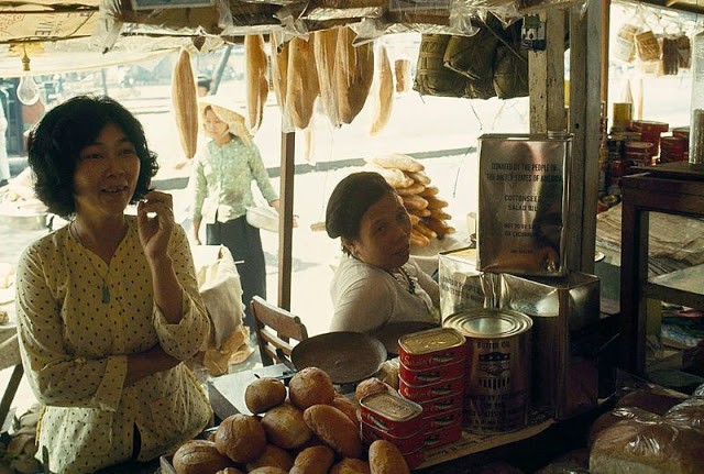 Một quầy bán bánh mì và các loại thực phẩm ở Sài Gòn năm 1965.