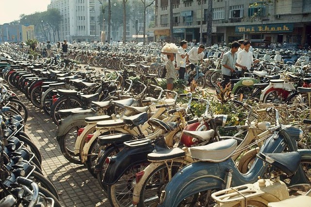 Những hàng xe đạp xếp tại bãi đỗ xe ở trung tâm Sài Gòn năm 1965.