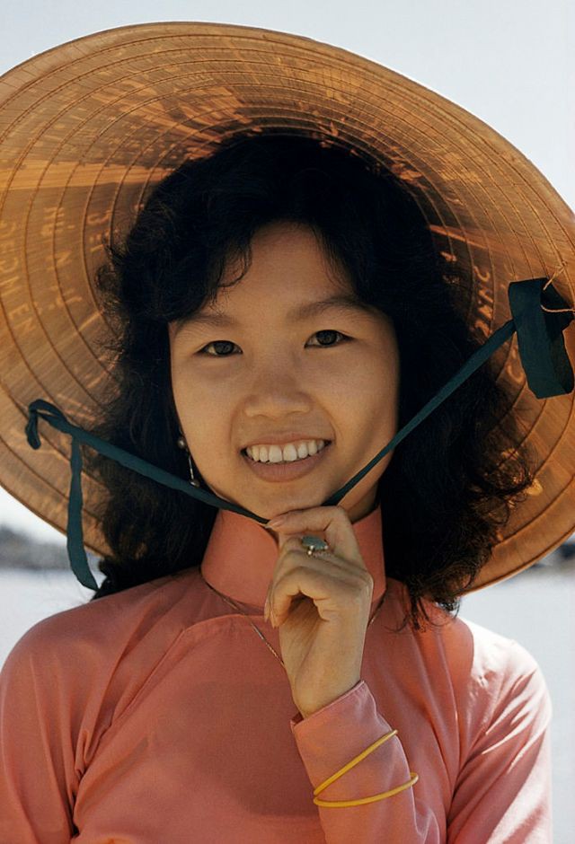 Cô gái Sài Gòn mặc áo dài, đội nón lá gây ấn tượng với nụ cười rạng rỡ. Ảnh chụp năm 1961.