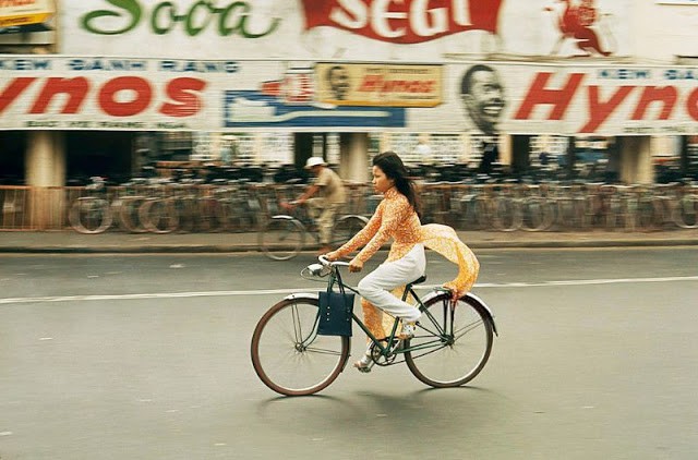 Thiếu nữ Sài Gòn xuống phố bằng xe đạp trong trang phục áo dài năm 1965.