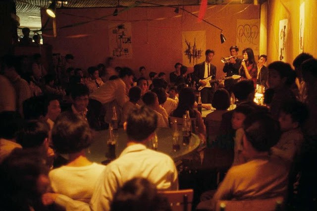 Một quán bar ở Sài Gòn náo nhiệt về đêm. Ảnh chụp năm 1965.