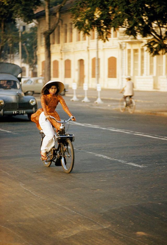 Những năm 1960, nhiều phụ nữ ở Sài Gòn xuống phố trong trang phục áo dài.