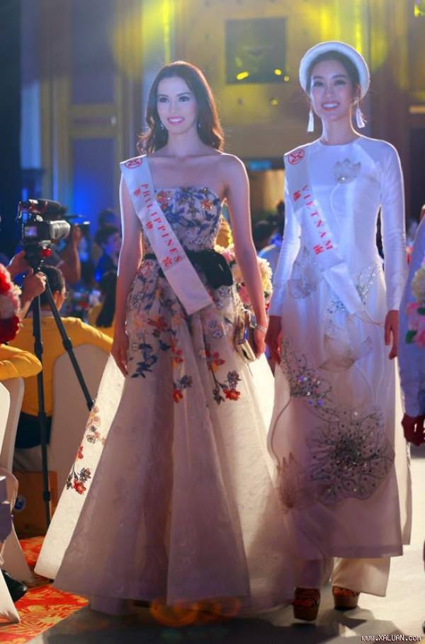 Hình ảnh Hoa hậu Đỗ Mỹ Linh diện áo dài trắng kết hợp chiếc khăn đóng cùng tông màu xinh như hoa ở kỳ Miss World 2017.