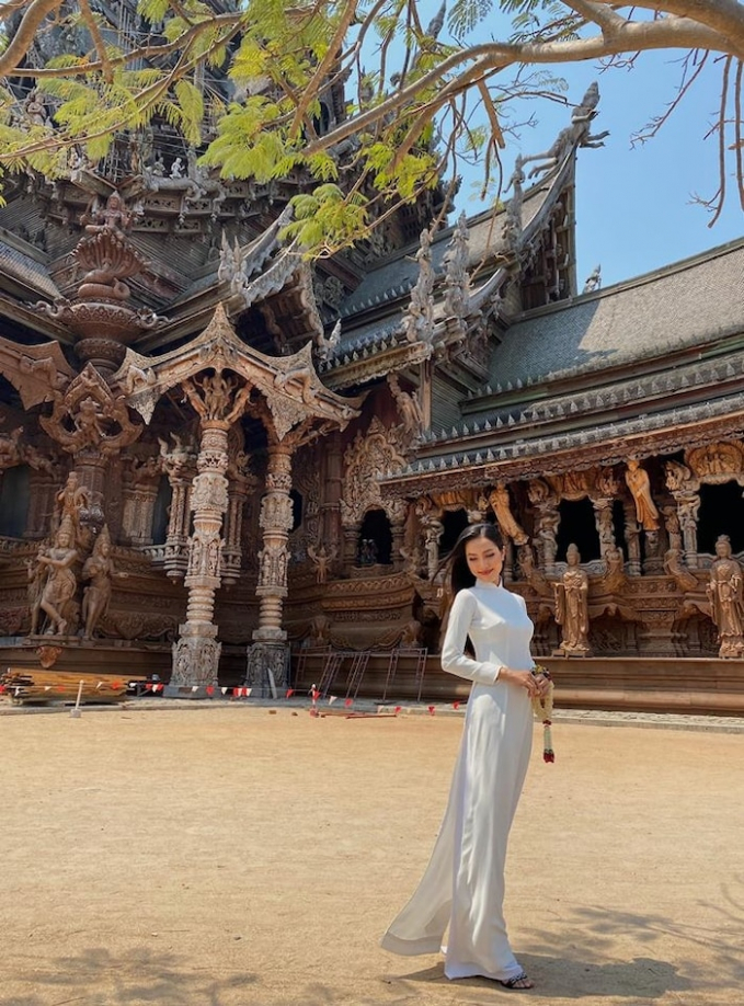 Trong ngày đầu ở Thái Lan để tham gia Hoa hậu chuyển giới Quốc tế, Hoài Sa khiến người hâm mộ nức lòng khi lựa chọn chiếc áo dài trắng nổi bật của nhà thiết kế Việt Hùng để ghi điểm trước ban tổ chức.