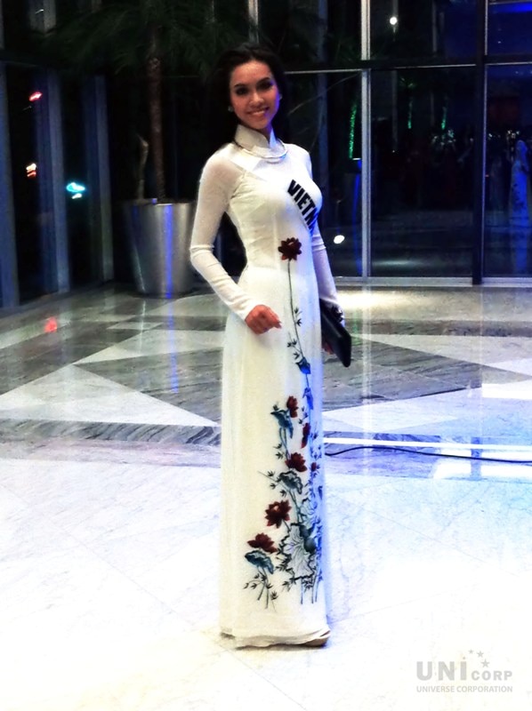 Hoàng My diện áo dài trắng thêu hoa cho sự kiện chào mừng các thí sinh thuộc khuôn khổ Miss Universe 2011.