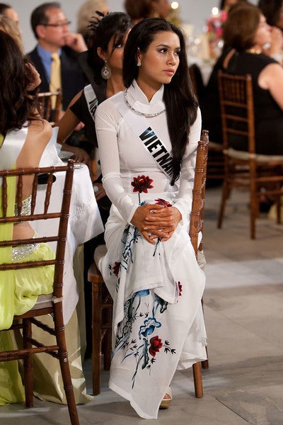 Trong trang phục áo dài trắng thêu hoa sen Hoàng My đã để lại những ấn tượng sâu sắc với bạn bè quốc tế.
