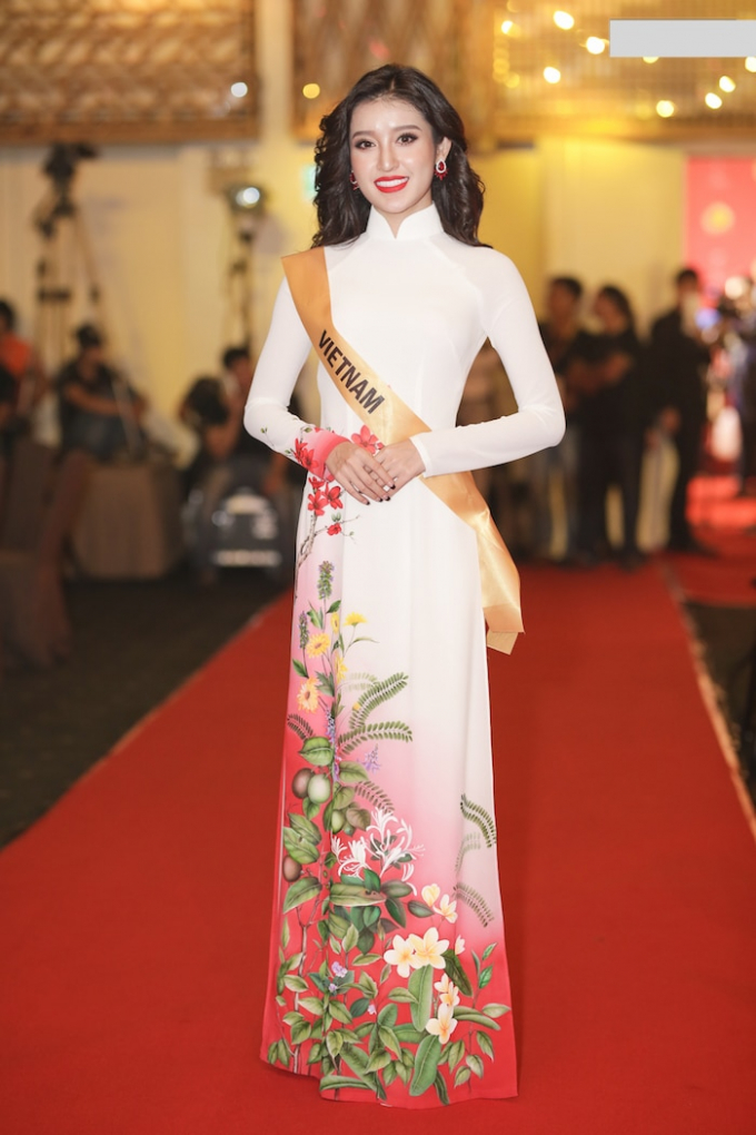 Tương tự, Á hậu Huyền My chọn áo dài trắng điểm xuyết hoa ở phần tà ở kỳ Miss Grand International 2017 diễn ra trên sân nhà.