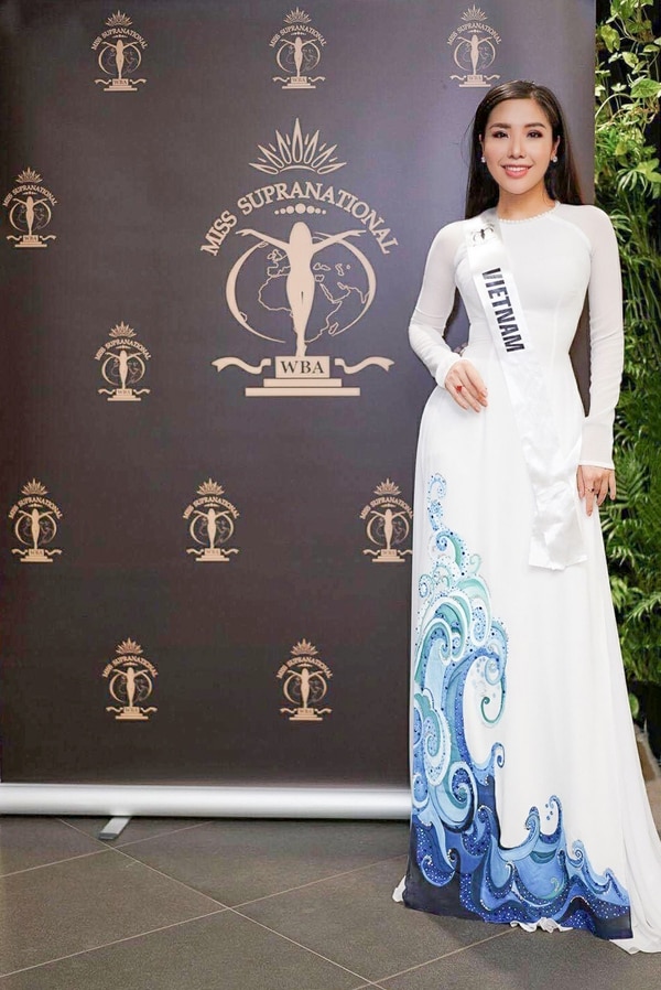 Tham gia giao lưu trả lời câu hỏi với Ban tổ chức Miss Supranational 2017, Khánh Phương lựa chọn trang phục áo dài trắng tuy đơn giản nhưng lại tôn lên vẻ đẹp hình thể từ số đo 3 vòng hoàn hảo 90-60-97cm.