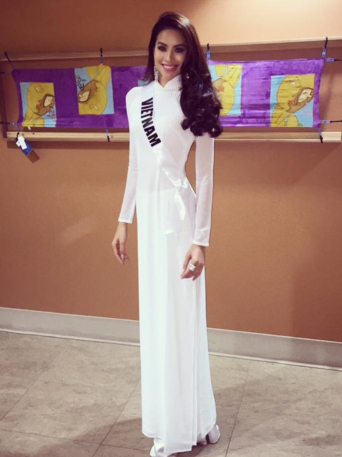 Trong buổi đấu giá từ thiện tại thuộc khuôn khổ Miss Universe 2015, Phạm Hương ghi điểm khi chọn trang phục dân tộc và giới thiệu về hoa sen, được xem như quốc hoa của Việt Nam.