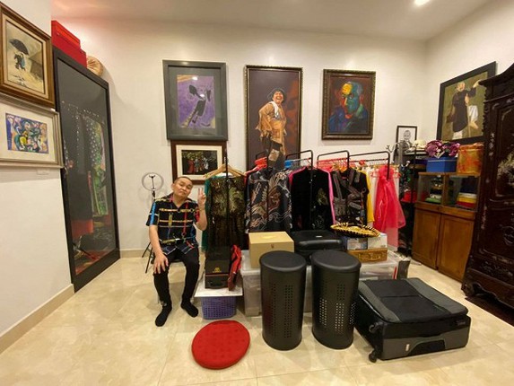 Chỉ nhá hàng hai ảnh nhưng đủ thấy phòng để đồ của nghệ sĩ Xuân Hinh khá rộng, được sắp xếp ngăn nắp.