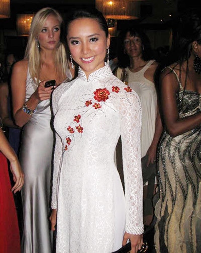 Trong buổi tiệc tối thân mật dành cho các hoa hậu ở kỳ Miss World 2008, đại diện Việt – Á hậu Thiên Lý đã diện chiếc áo dài trắng truyền thống của Việt Nam. Cô tươi tắn đùa nghịch và tạo dáng cùng các thí sinh khác trước ống kính máy ảnh.