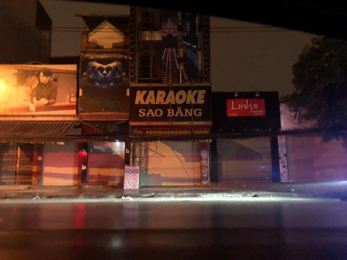 Quán karaoke Sao Băng dù đóng cửa nhưng bên trong vẫn hoạt động xuyên đêm giữa mùa dịch