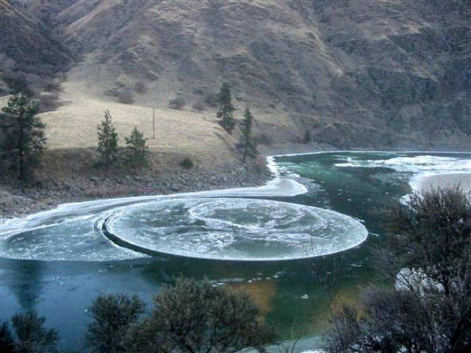 Xoáy nước được hình thành khi dòng sông chảy qua một vật thể đơn độc lớn, như một tảng đá, tạo ra một phần nước tĩnh lặng phía sau nó. Trong ảnh, dòng nước êm đềm đó đã đóng băng thành một vòng tròn hoàn hảo.