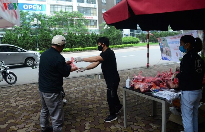 Những ngày qua do dịch bệnh Covid-19 diễn biến phức tạp, nhiều người dân nghèo càng thêm khó khăn. Với tinh thần tương thân tương ái, nhiều tổ chức, cá nhân đã phát lương thực miễn phí tại nhiều điểm trên địa bàn Hà Nội giúp người nghèo vơi bớt khó khăn.