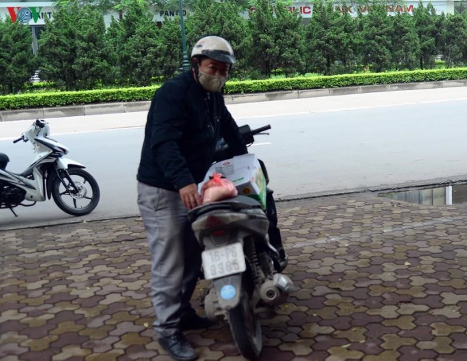 Tuy nhiên tại các điểm phát nhu yếu phẩm miễn phí dành cho người nghèo, có hoàn cảnh khó khăn vẫn xuất hiện nhiều người đi xe tay ga, ăn mặc gọn gàng lịch sự đến