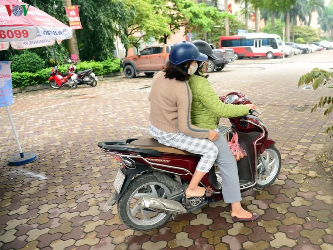 Theo ghi nhận của phóng viên VOV.VN, tại điểm phát từ thiện ở đường Lê Văn Lương, mặc dù đã có biển