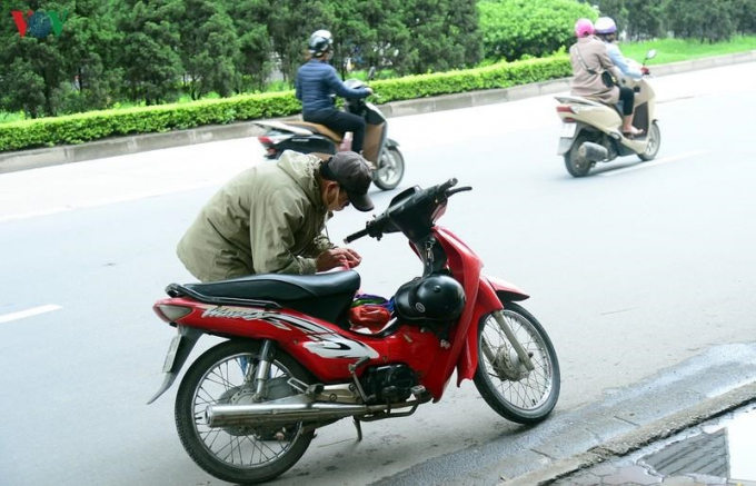 Kỳ lạ, nhiều trường hợp ăn mặc khá sành điệu dừng xe, tưởng rằng sẽ vào ủng hộ thêm cho người nghèo, nhưng họ lại vào lấy đồ từ thiện mang đi, khiến mọi người không khỏi ngỡ ngàng.