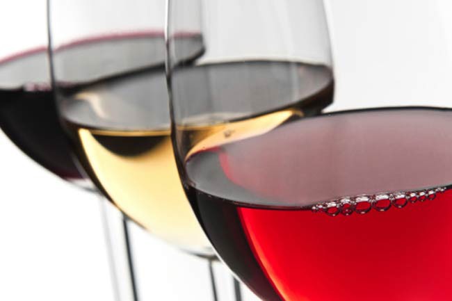 Rượu: Rượu vang đỏ có thể gây xỉn màu răng do có tính axit cao, đồng thời chứa các phân tử sắc tố mạnh.