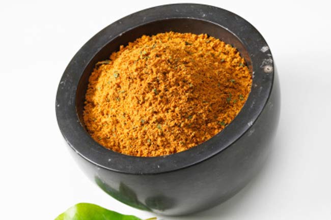 Bột cà ri: Bột cà ri - một thành phần được sử dụng phổ biến trong các món ăn Ấn Độ - cũng có thể gây xỉn màu răng nếu sử dụng thường xuyên trong thời gian dài.