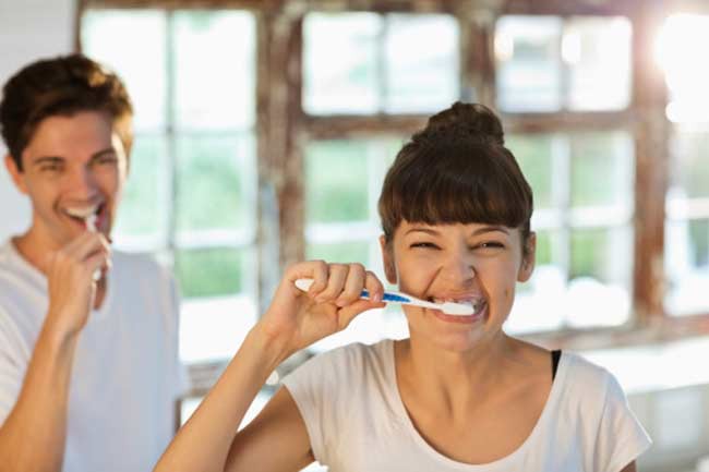 Giải pháp: Vệ sinh răng miệng: Bạn cần đánh răng ít nhất hai lần và dùng chỉ nha khoa một lần mỗi ngày, đồng thời súc miệng thường xuyên giúp giữ khoang miệng sạch sẽ, loại bỏ cao răng và ngăn xỉn màu răng.