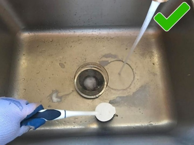 Bồn rửa trong nhà bạn cũng là nơi ẩn chứa rất nhiều vi khuẩn. Hãy lau chùi bồn rửa bằng chất diệt khuẩn mỗi ngày nhé!