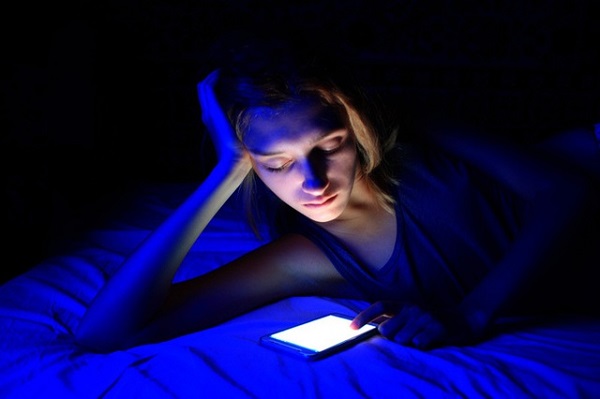 Để có giấc ngủ ngon bạn nên tắt các thiết bị có ánh sáng màu xanh trước khi đi ngủ (Ảnh minh họa)