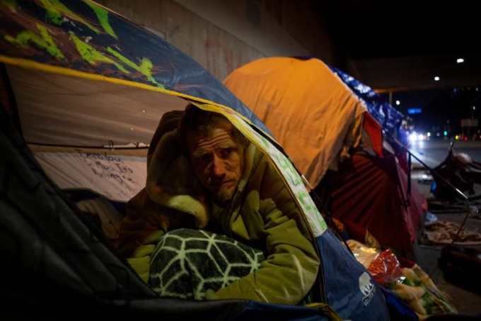 Người vô gia cư sống trong lều tạm ở Los Angeles. (Ảnh: Rachel Bujalski/New York Times)