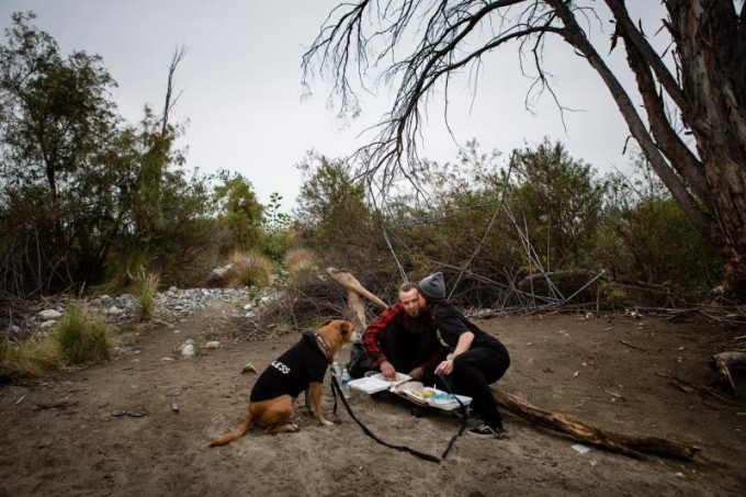 Anita, nhà thơ, 49 tuổi, sống cùng bạn trai và chú chó cưng ở khu Riverbed, nơi cũng có 300 người vô gia cư khác đang sinh sống. (Ảnh: Rachel Bujalski/New York Times)
