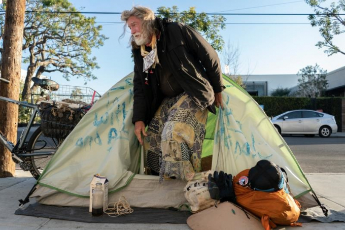 Busch sống trong căn lều tạm ngay dưới văn phòng của Google ở Venice. Ông là người vô gia cư, đồng thời là nhà hoạt động xã hội đấu tranh cho quyền lợi của những người yếu thế. (Ảnh: Rachel Bujalski/New York Times)
