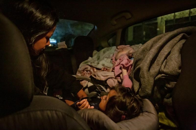 Isabel cùng con gái Natalia phải ngủ trong xe suốt nhiều tháng. Khi Natalia trở bệnh, Isabel phải tìm một nhà trọ để con được thoải mái hơn. (Ảnh: Rachel Bujalski/New York Times)